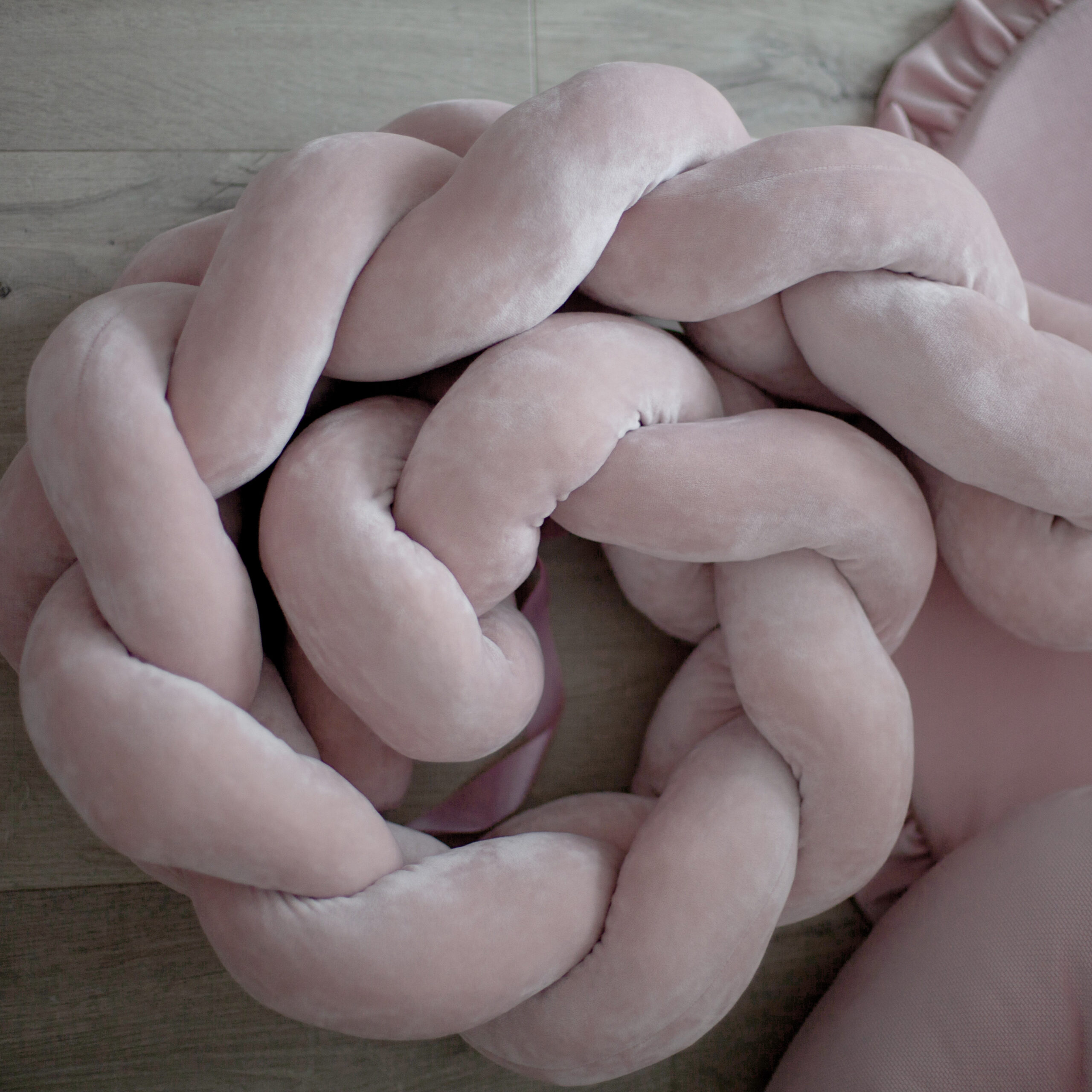 Warkocz, ochraniacz do łóżeczka- pudrowy róż - obrazek 2