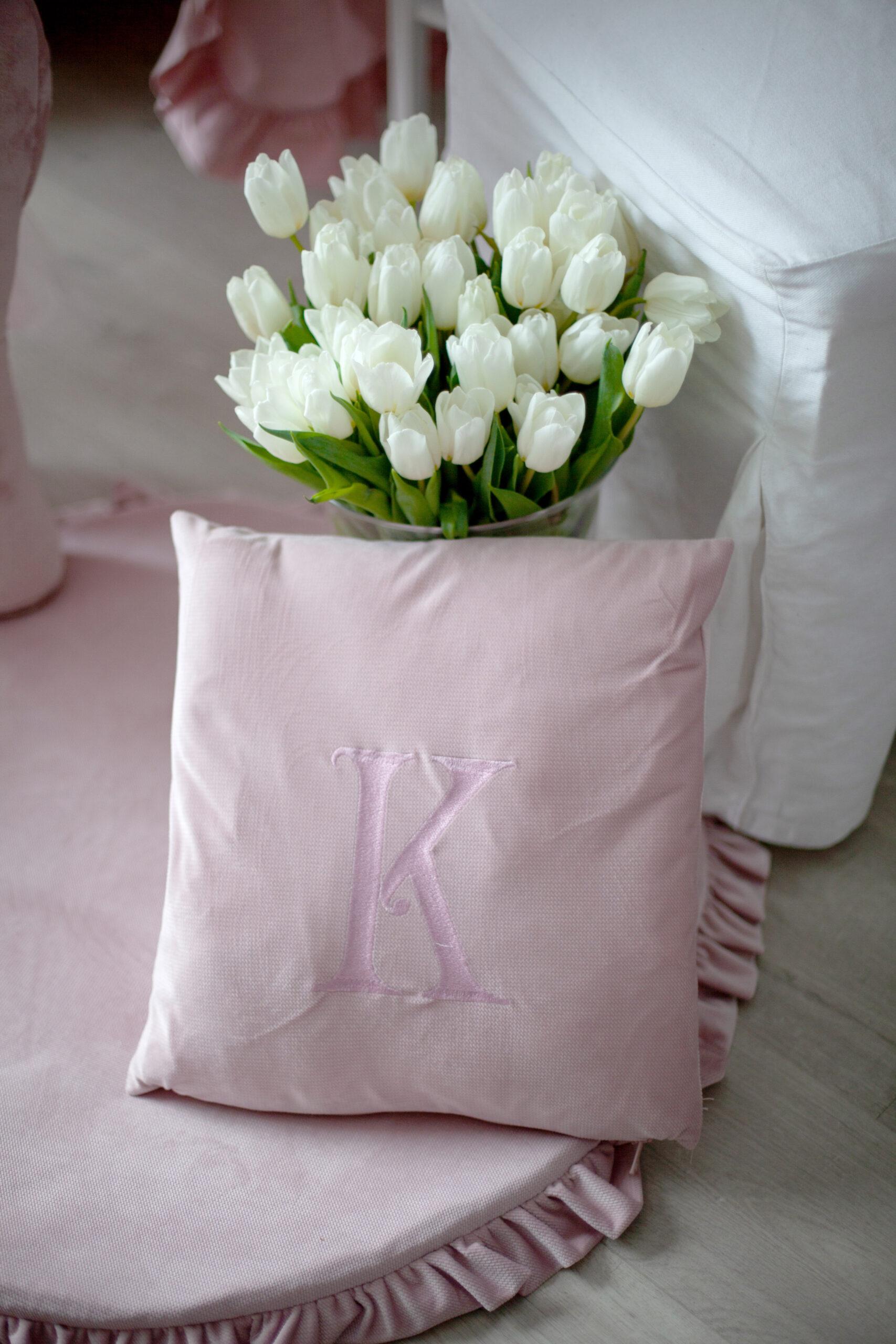 Poduszka dekoracyjna z wybraną literą - pudrowy róż - obrazek 3