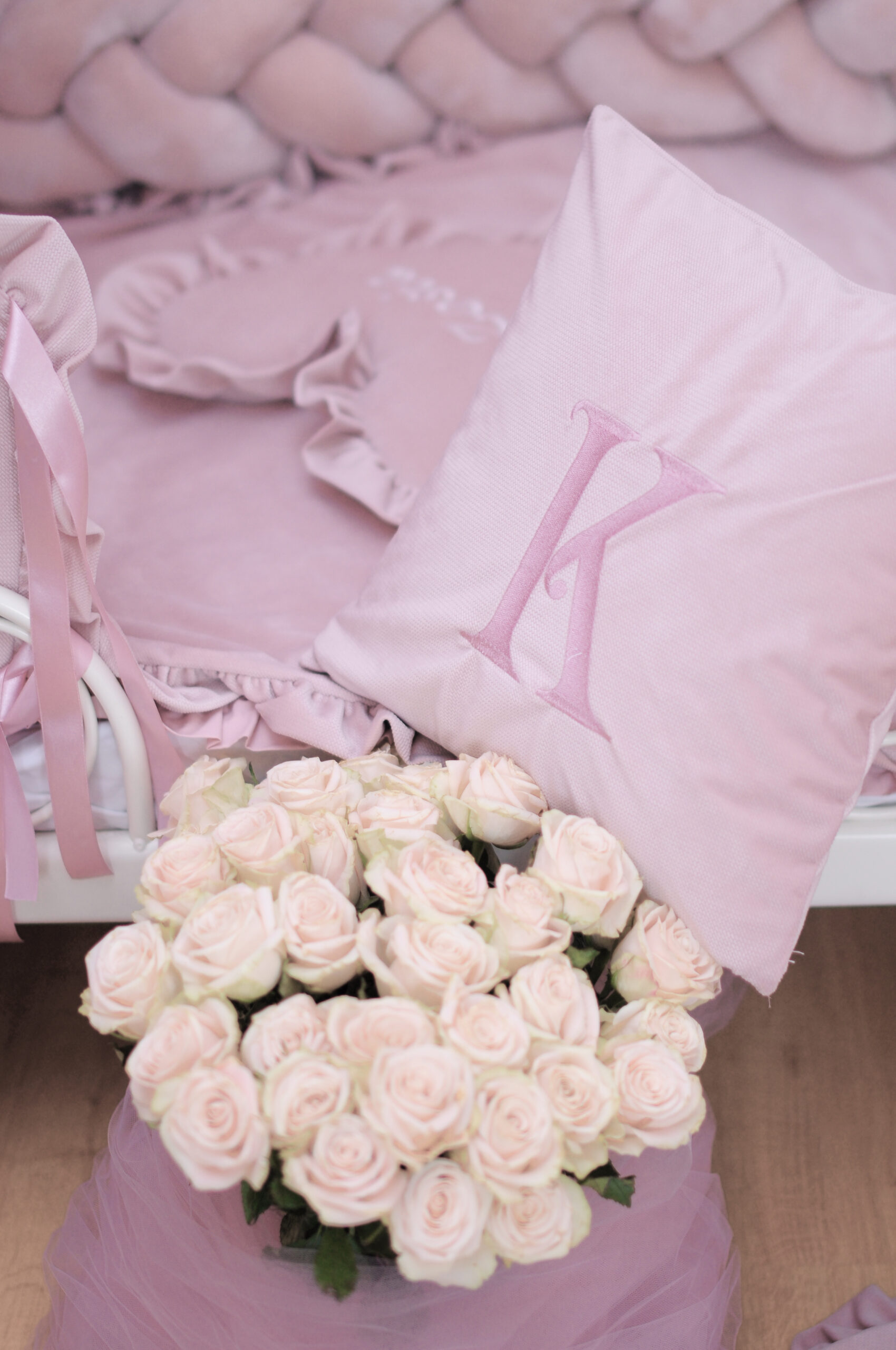 Poduszka dekoracyjna z wybraną literą - pudrowy róż - obrazek 4