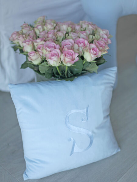 Poduszka dekoracyjna z wybraną literą - niebieski baby blue