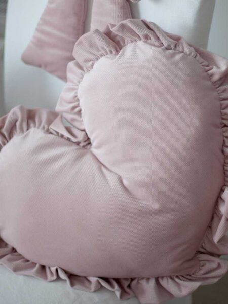 Poduszka serduszko z falbanką.