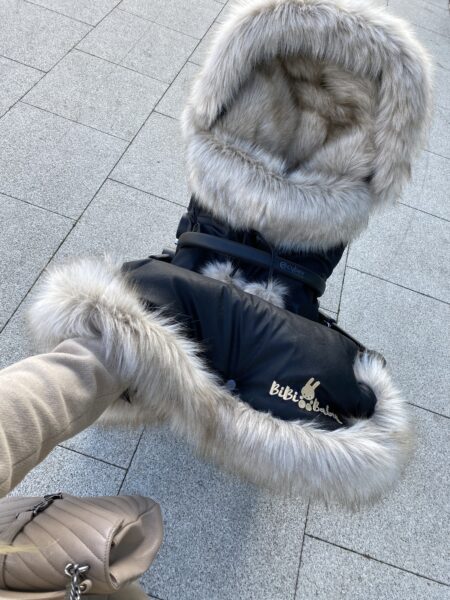 Zestaw zimowy śpiworek, mufka oraz futrzany kołnierz na budkę- czarny + futerko CAPPUCCINO